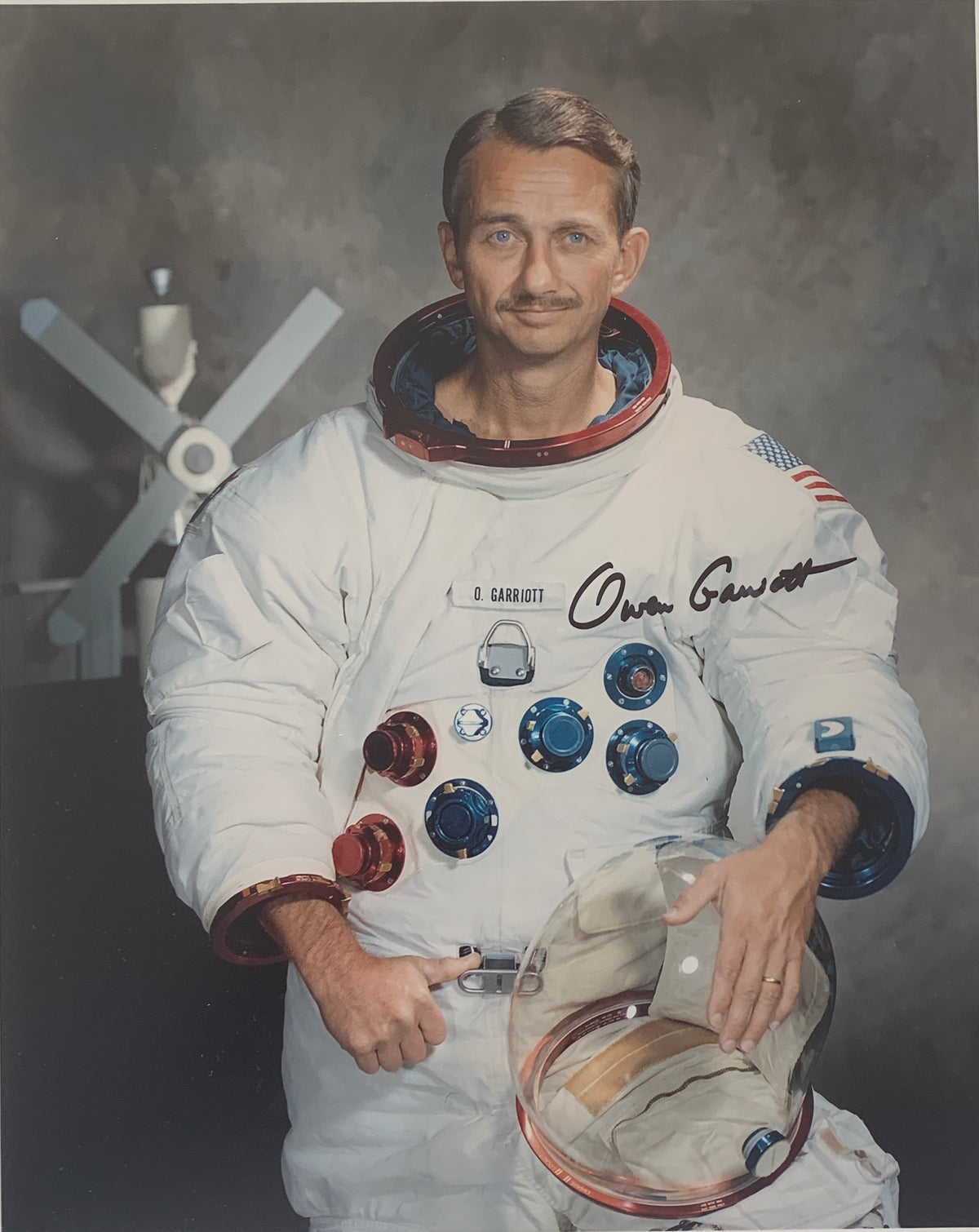 Astronaut Owen Garriott signed photo. GFA Authenticated