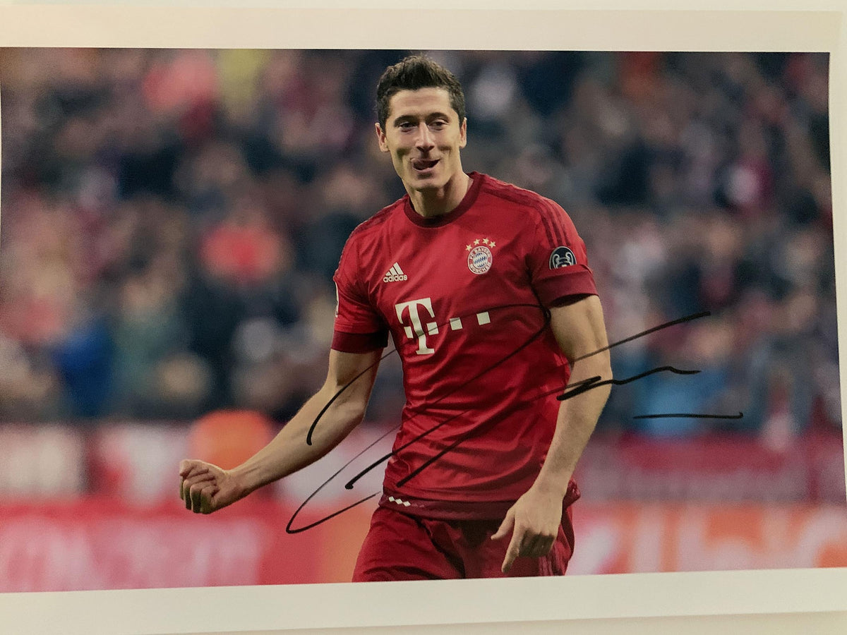 Bayern Munich Soccer player Robert Lewandowski signed photo