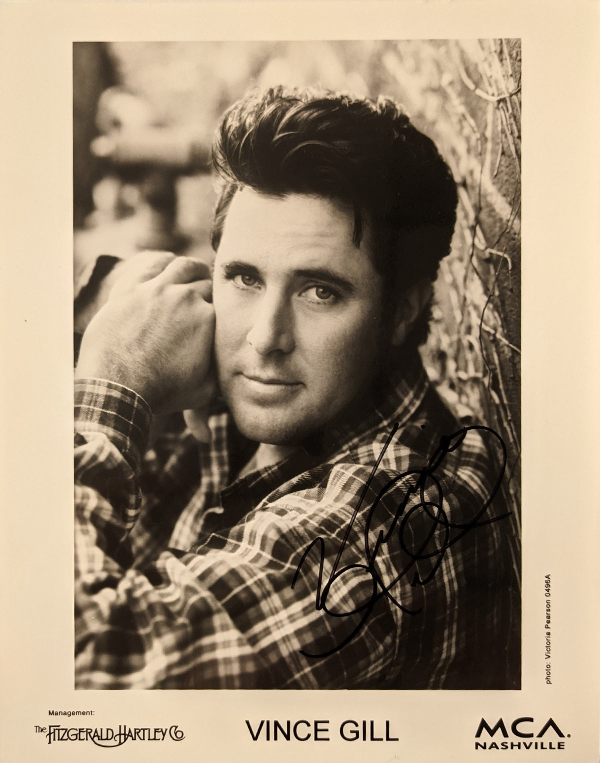 Musician Vince Gill signed photo